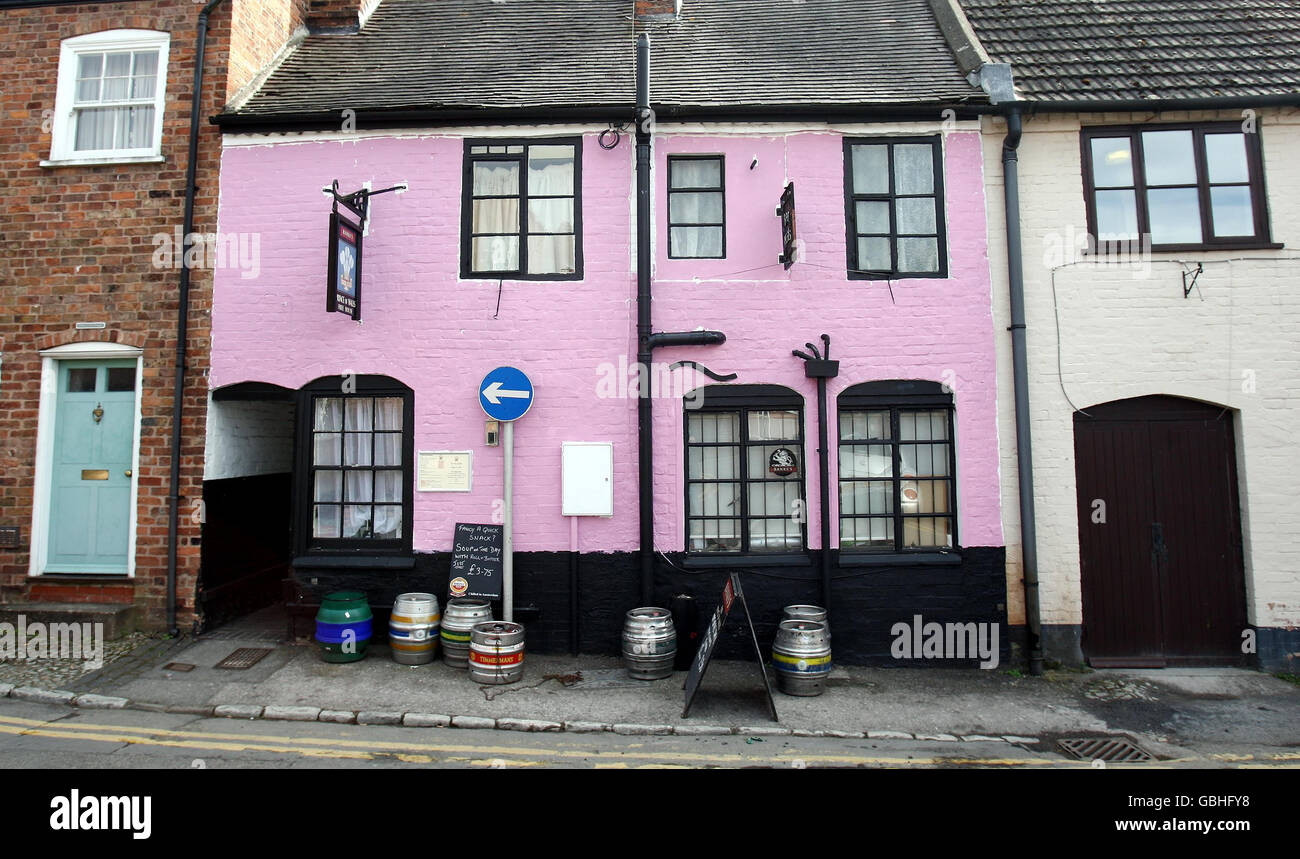 The Prince of Wales Pub in Church Lane Ledbury which has been painted pink by pranksters. Stock Photo