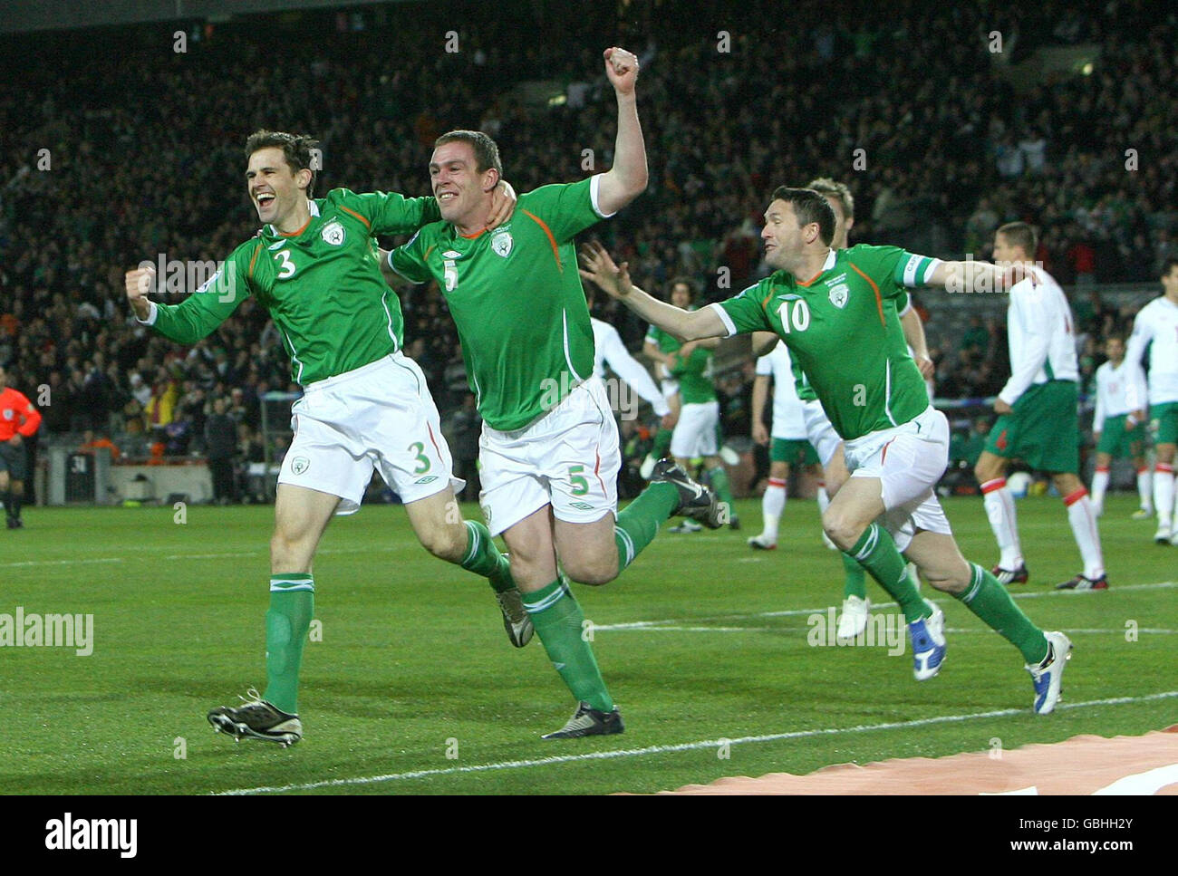 Ireland's Richard Dunne (centre) celebrates with teammate Kevin Kilbane ...