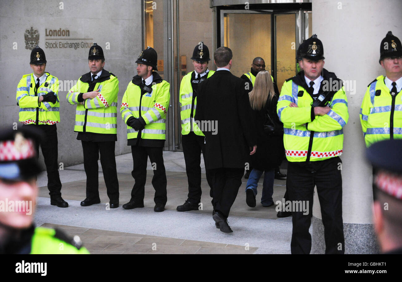 Police at the main entrance to 10 Paternoster Square, which is the site of the London Stock Exchange, in response to the threat of further protests during today's G20 Summit. PRESS ASSOCIATION Photo. Picture date: Thursday April 2, 2009. World leaders will try today to inject new confidence into the ailing global economy, in a key test of Gordon Brown's leadership and diplomacy. Talks are taking place at the ExCel conference centre today. Stock Photo