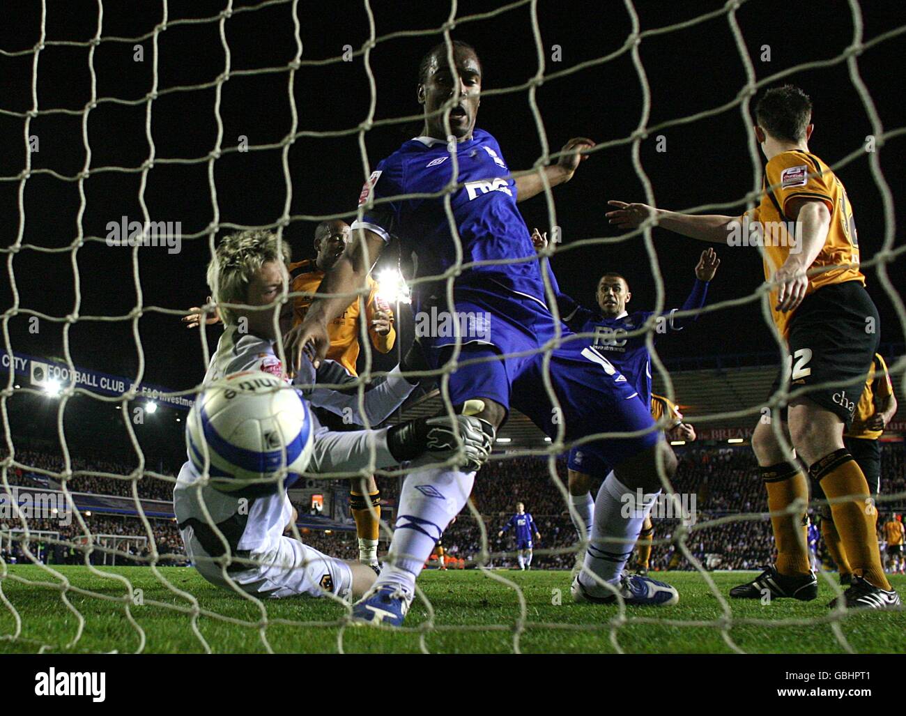 Birmingham City's Cameron Jerome (centre) scores the first goal past Wolverhampton Wanderers' goalkeeper Wayne Hennessey (left) Stock Photo