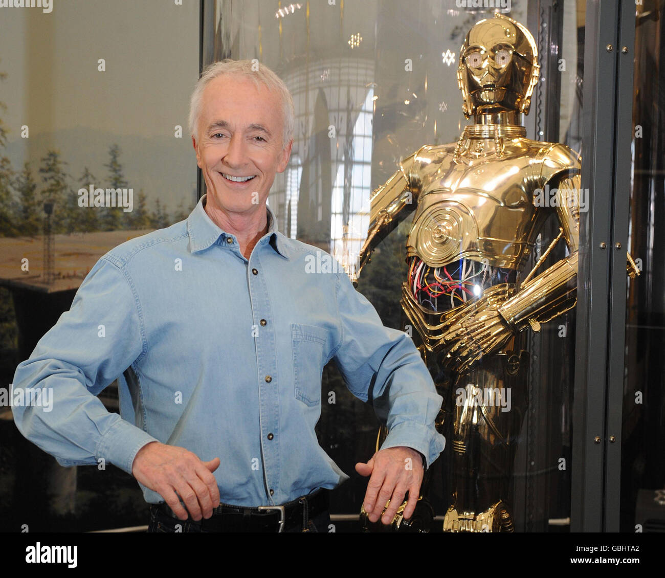 C3po актер. C3po актер. Энтони дэниелс актер. Энтони дэниелс в костюме c3po. Энтони дэниелс.