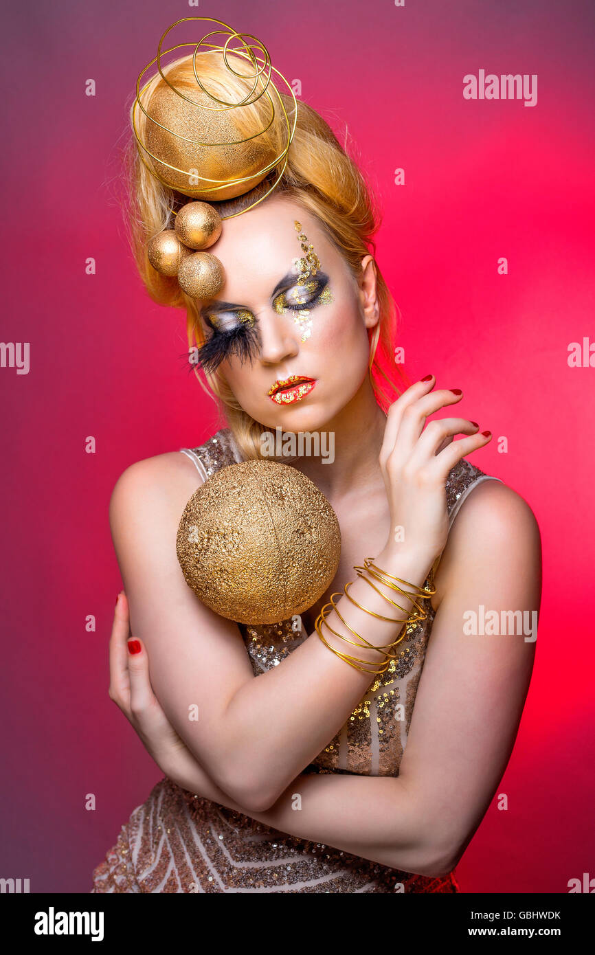 Grey and gold dress hi-res stock photography and images - Alamy
