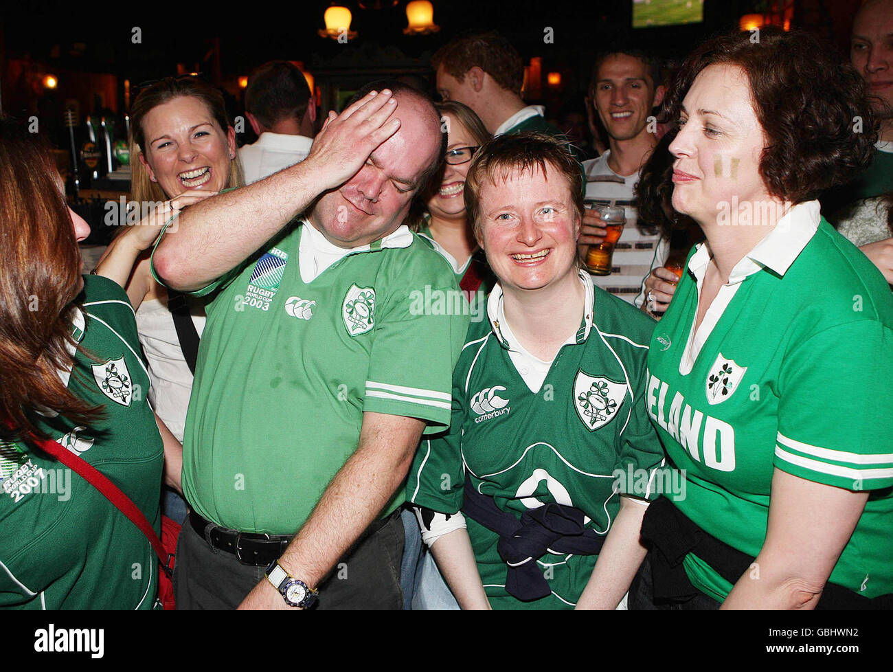 Ireland fans pub hi-res stock photography and images - Page 2