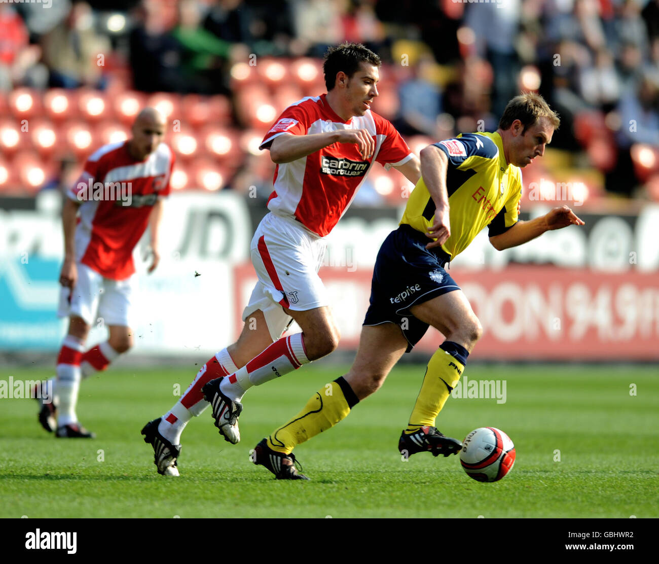 Soccer - Coca-Cola Football League Championship - Charlton Athletic v Preston North End - The Valley. Charlton Athletic's Darren Ambrose and Preston North End's Chris Sedgwick during the Coca-Cola Championship match at The Valley, London. Stock Photo