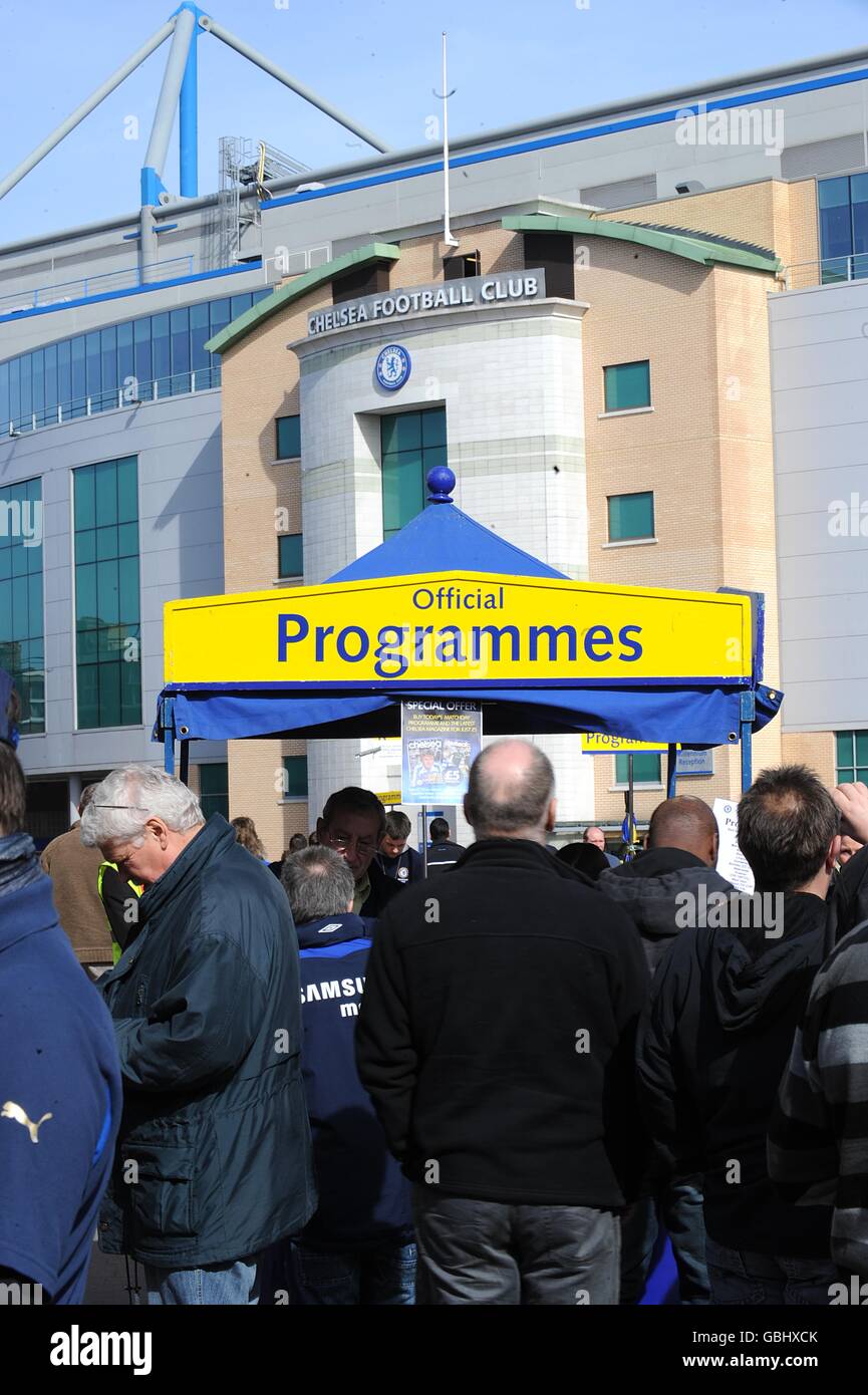 Manchester city fans queue hi-res stock photography and images - Alamy