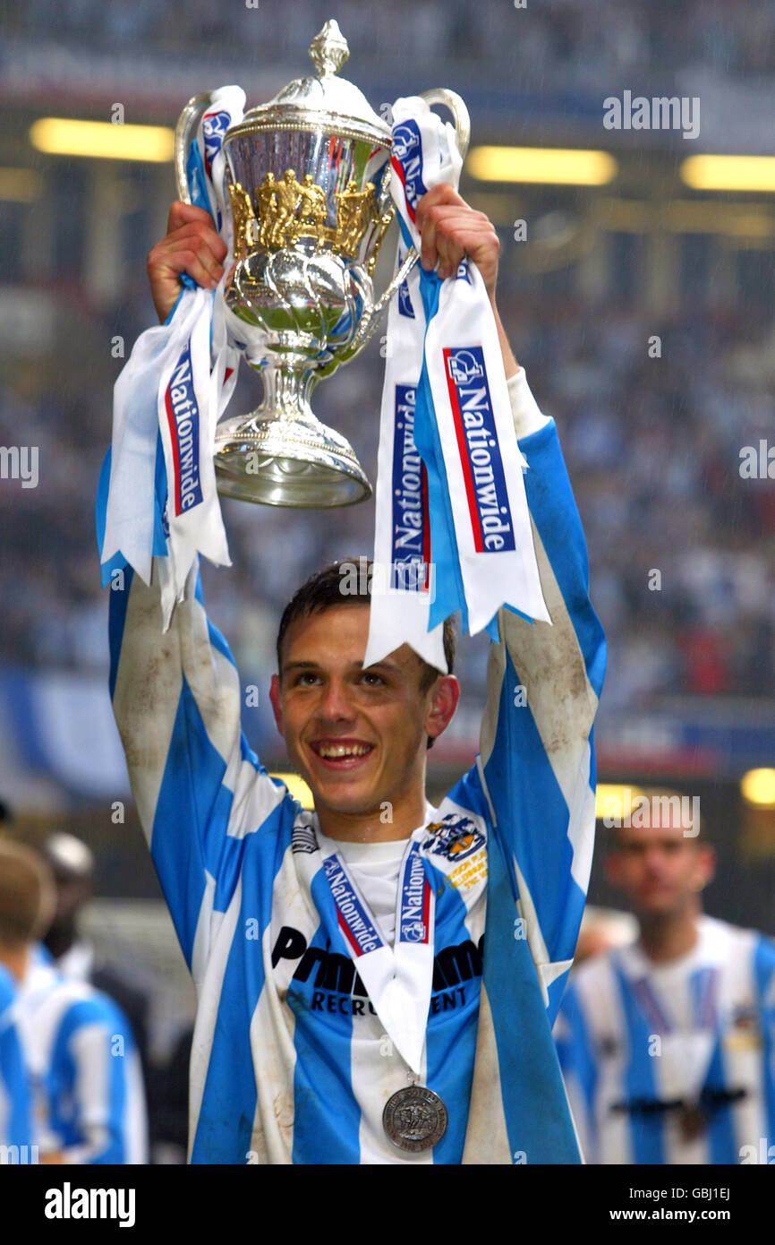 Andy Holdsworth, Huddersfield Town celebrates with the Division 3 play-off trophy Stock Photo
