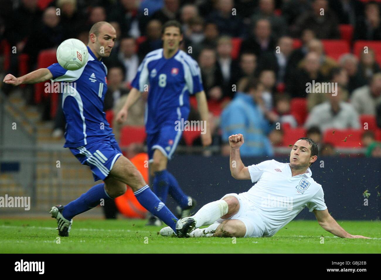 Soccer - International Friendly - England v Slovakia - Wembley Stadium. Slovakia's Robert Vittek (left) and England's Frank Lampard battle for the ball Stock Photo