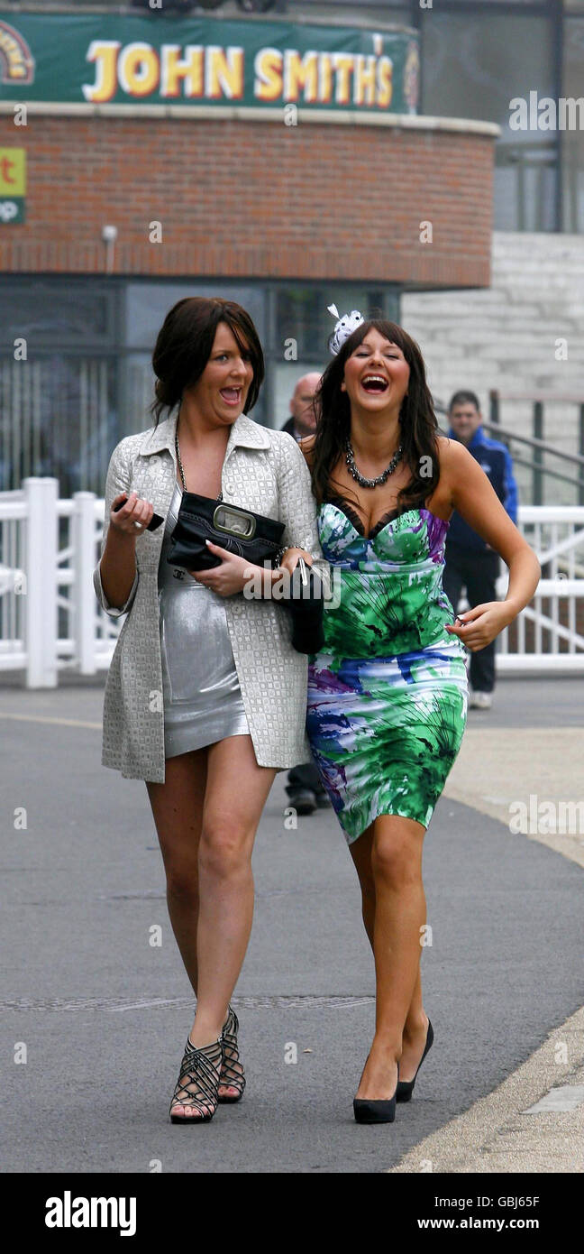 Ladies day aintree cleavage hi-res stock photography and images - Alamy