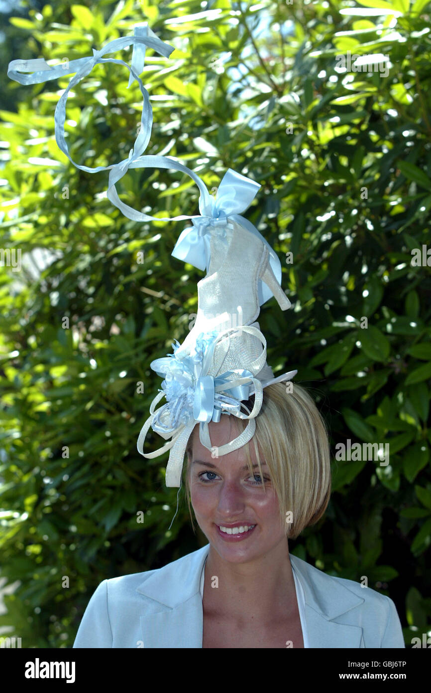 Horse Racing - Royal Ascot. Women go 