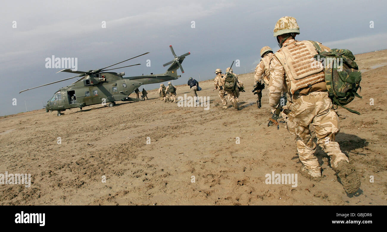Members of Five Rifles are extracted by a Merlin helicopter on Leaf Island, Basra province, after an operation to hunt out insurgents who fire rockets into the camp at Basra air base. Stock Photo