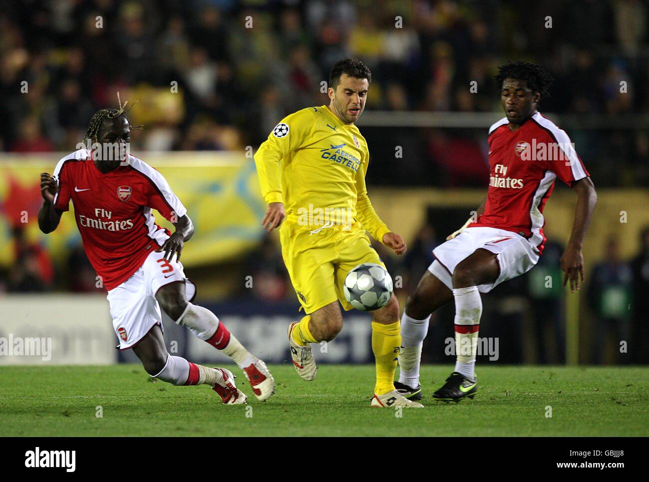 Soccer - UEFA Champions League - Quarter Final - First Leg - Villarreal v Arsenal - Estadio El Madrigal. Arsenal's Bacary Sagna (left) and Alexandre Song Billong (right) bettle for the ball with Villarreal's Giuseppe Rossi Stock Photo