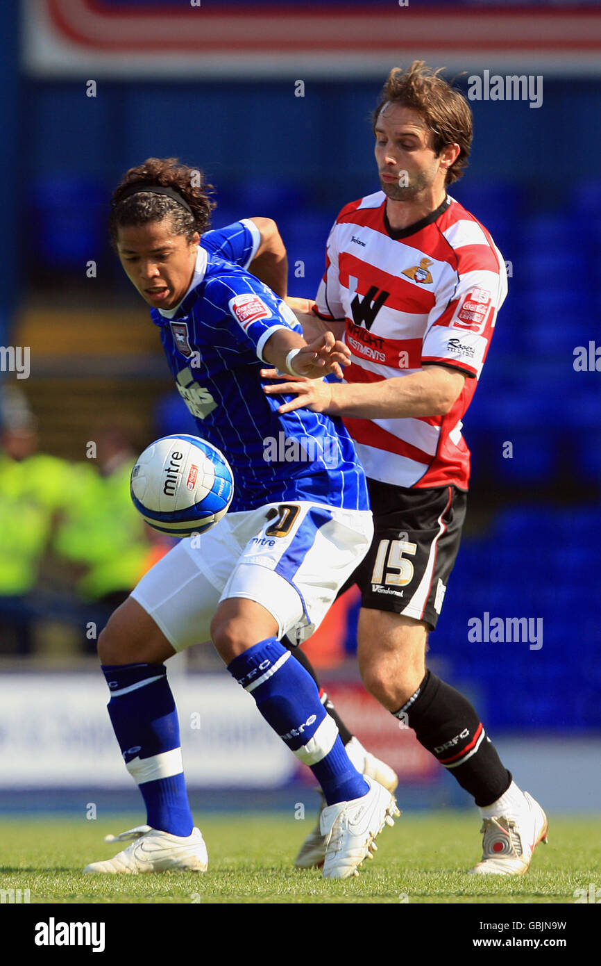 Soccer - Coca-Cola Football League Championship - Ipswich Town v Doncaster Rovers - Portman Road. Ipswich Town's Giovani Dos Santos (left) and Doncaster Rovers' Mark Wilson battle for the ball. Stock Photo