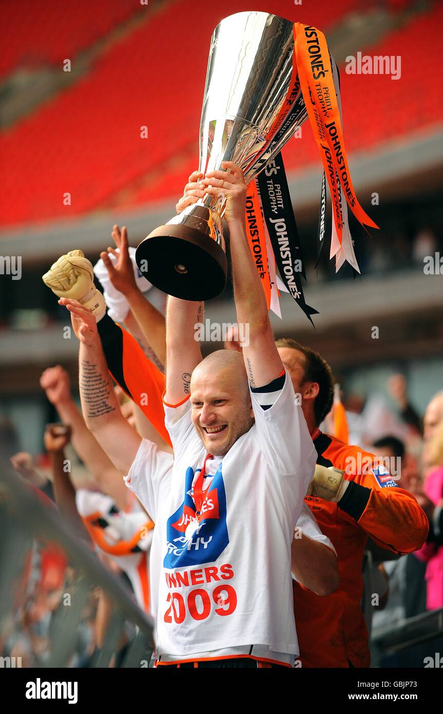 Luton towns kevin nicholls lifts the johnstones paint trophy hires
