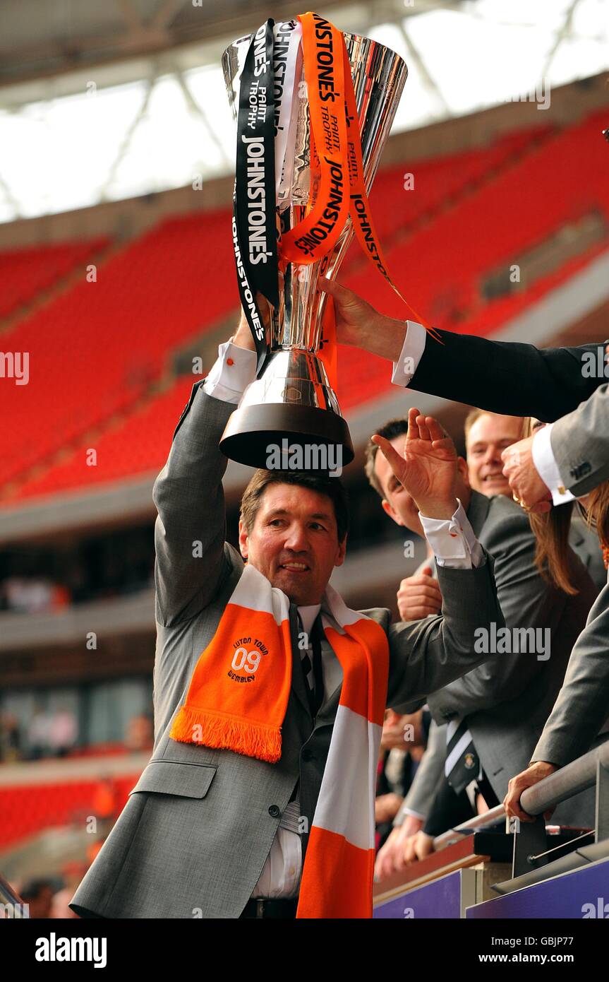 Luton Town manager Mick Harford with the Johnstone's Paint Trophy Stock
