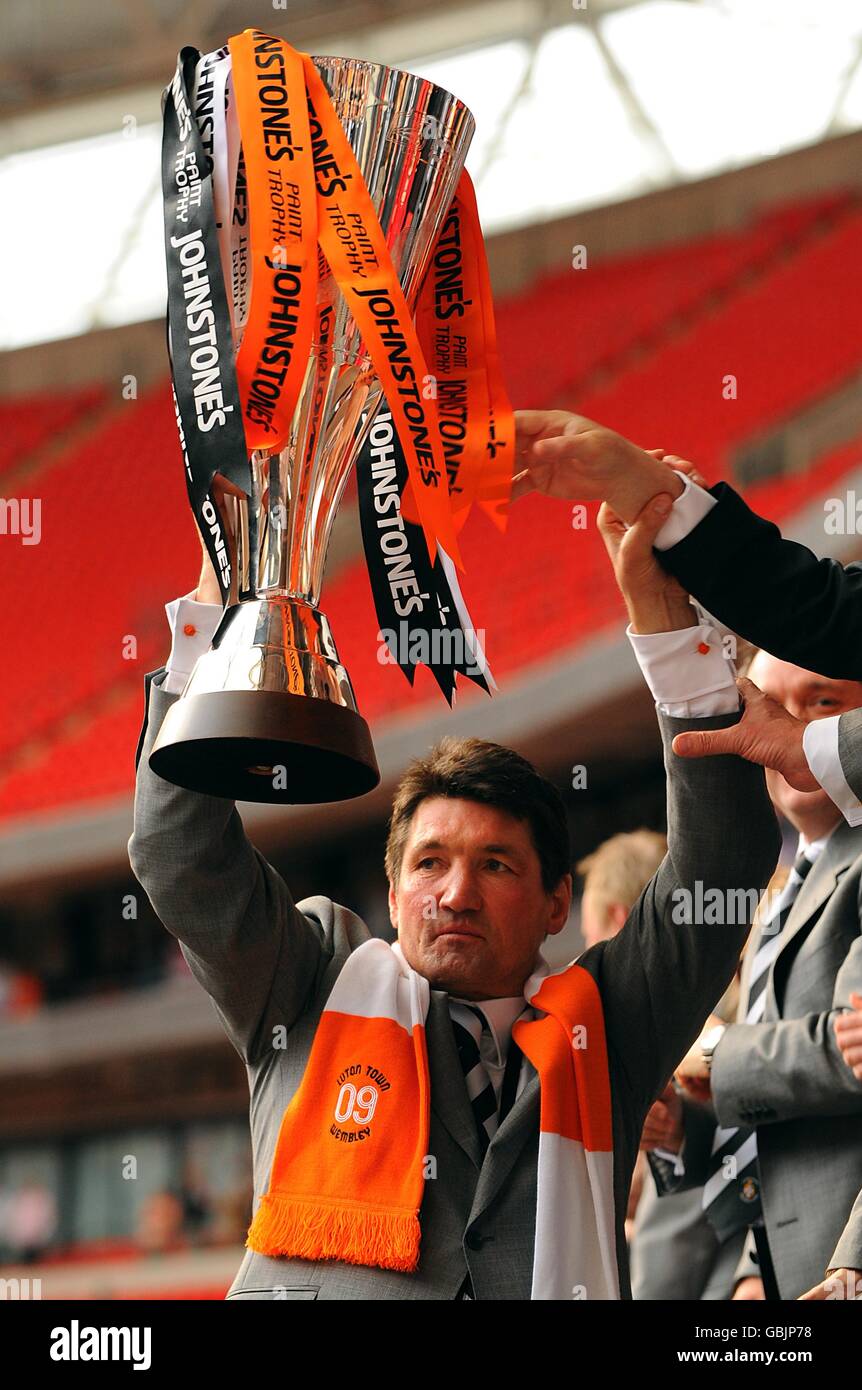 Luton town manager mick harford with the johnstones paint trophy hires
