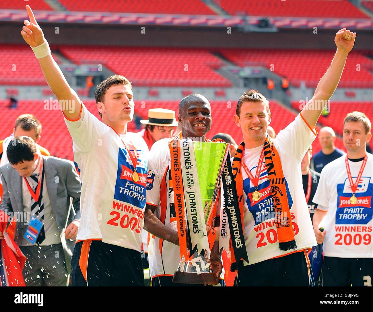 Luton Town's Chris Martin (left), Claude Gnakpa (centre) and Tom Craddock (right) celebrate with the Johnstone's Paint Trophy Stock Photo
