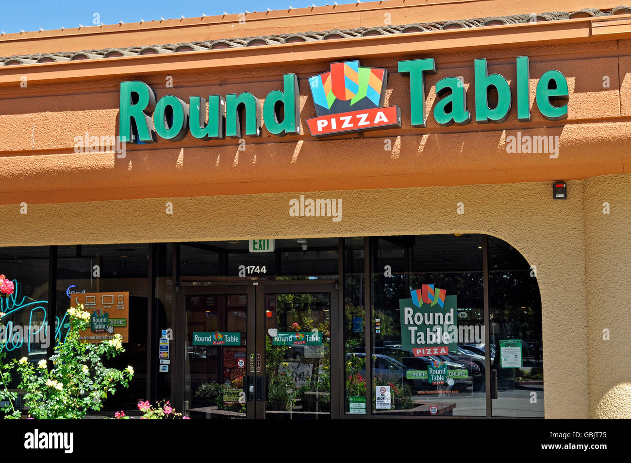 Round Table Pizza Restaurant Store