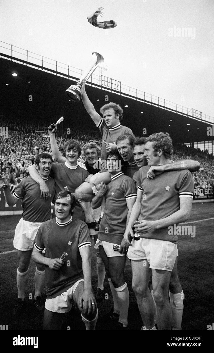 Leeds United captain Billy Bremner (c, top) holds the Inter-Cities Fairs Cup aloft after his team drew 1-1 in the home leg to win the trophy on away goals. The other players are: (l-r) Johnny Giles, Terry Cooper (front), Allan Clarke, Gary Sprake, Mick Bates, Jack Charlton, Paul Reaney, Mick Jones Stock Photo