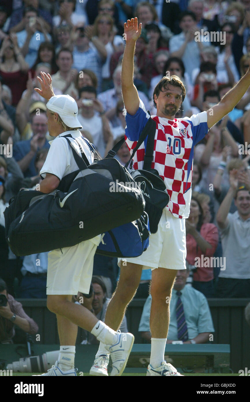 Tennis - Wimbledon 2004 - Second Round - Lleyton Hewitt v Goran Ivanisevic. Goran Ivanisevic waves to the crowd after defeat to Lleyton Hewitt in what maybe his last Wimbledon Stock Photo