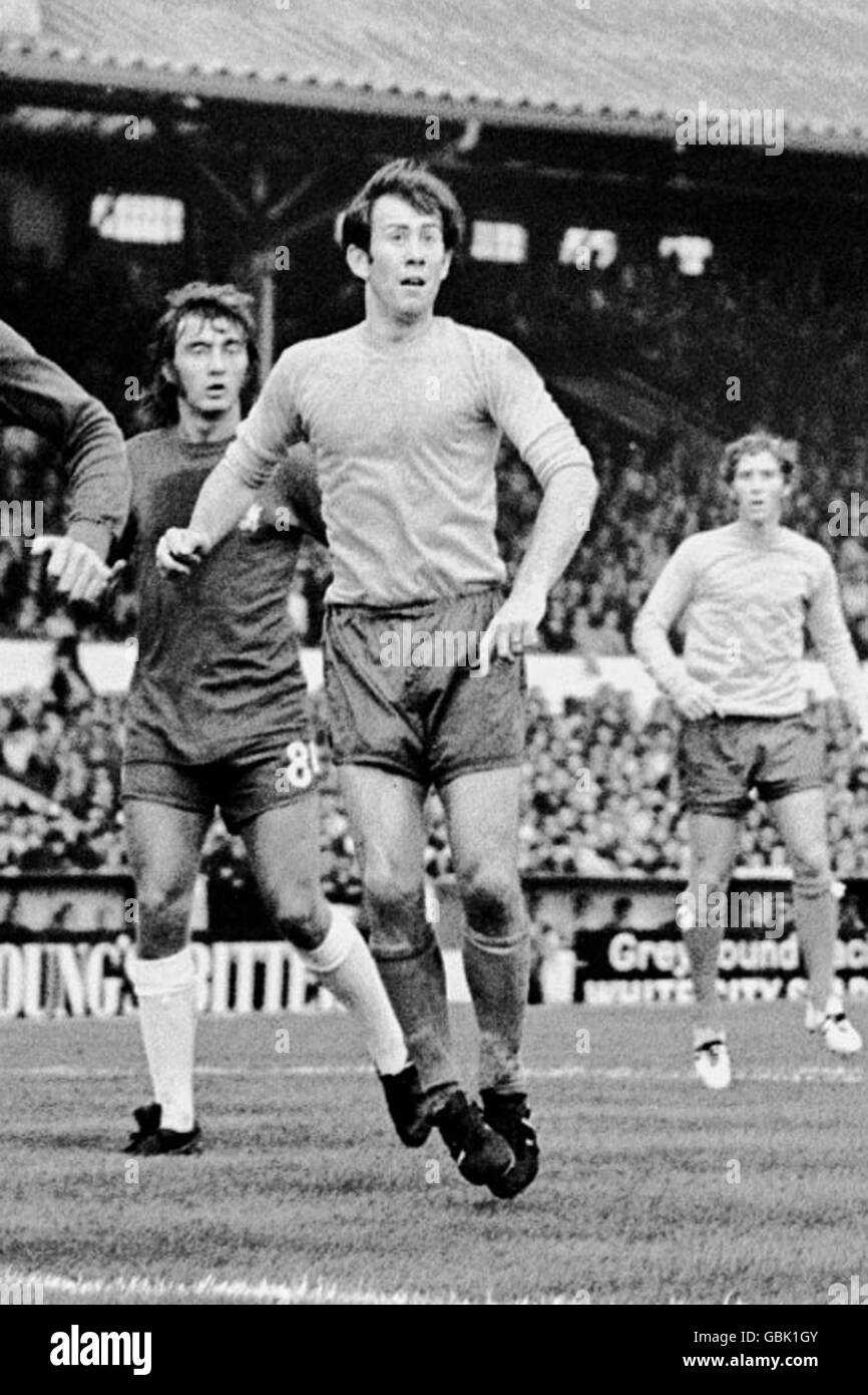 Everton S Howard Kendall C And Alan Ball R And Chelsea S Alan Hudson L Keep Their Eyes On The Ball Stock Photo Alamy