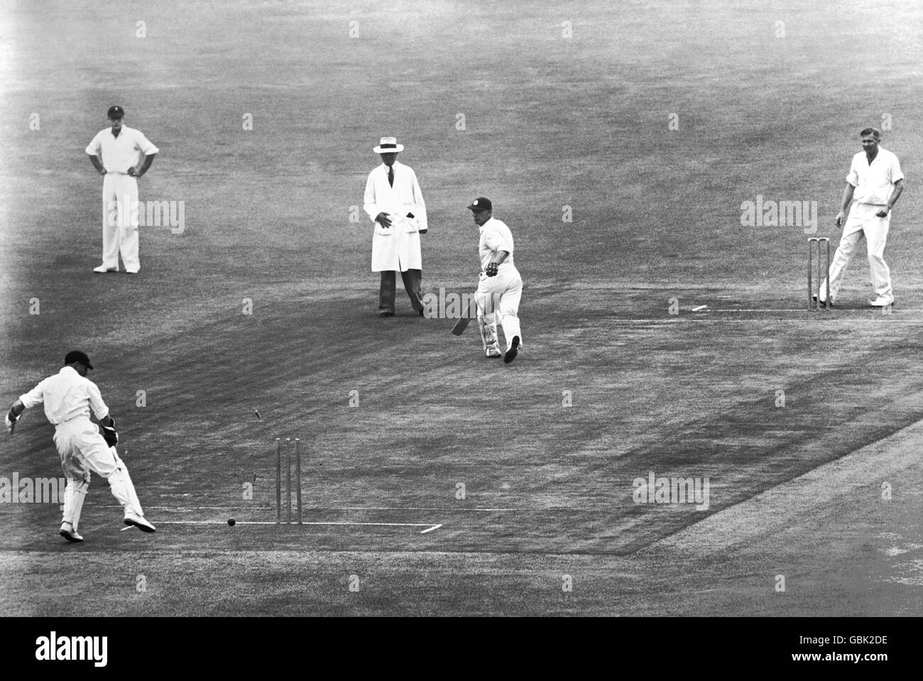 South Africa wicketkeeper Billy Wade (bottom l) breaks the wicket but fails to run out England's Jack Crapp (out of pic) as England's Cyril Washbrook (c) looks back anxiously. Looking on are South Africa's Fish Markham (top r) and Tufty Mann (top l) Stock Photo