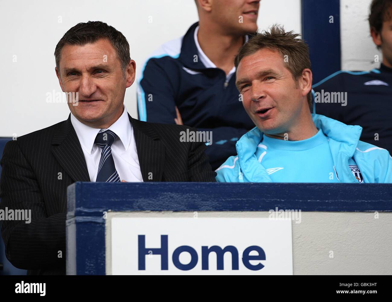 Soccer - Barclays Premier League - West Bromwich Albion v Sunderland - The Hawthorns. West Bromwich Albion manager Tony Mowbray (left) and first team coach Peter Grant chat in the dug-out Stock Photo