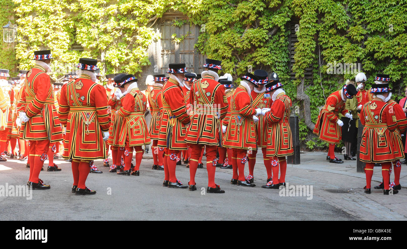 Yeoman Guards queue at the entrance to Westminster Abbey for a service to commemorate the 500th anniversary of the Founder of the Queen's Body Guard of the Yeoman of the Guard. Stock Photo