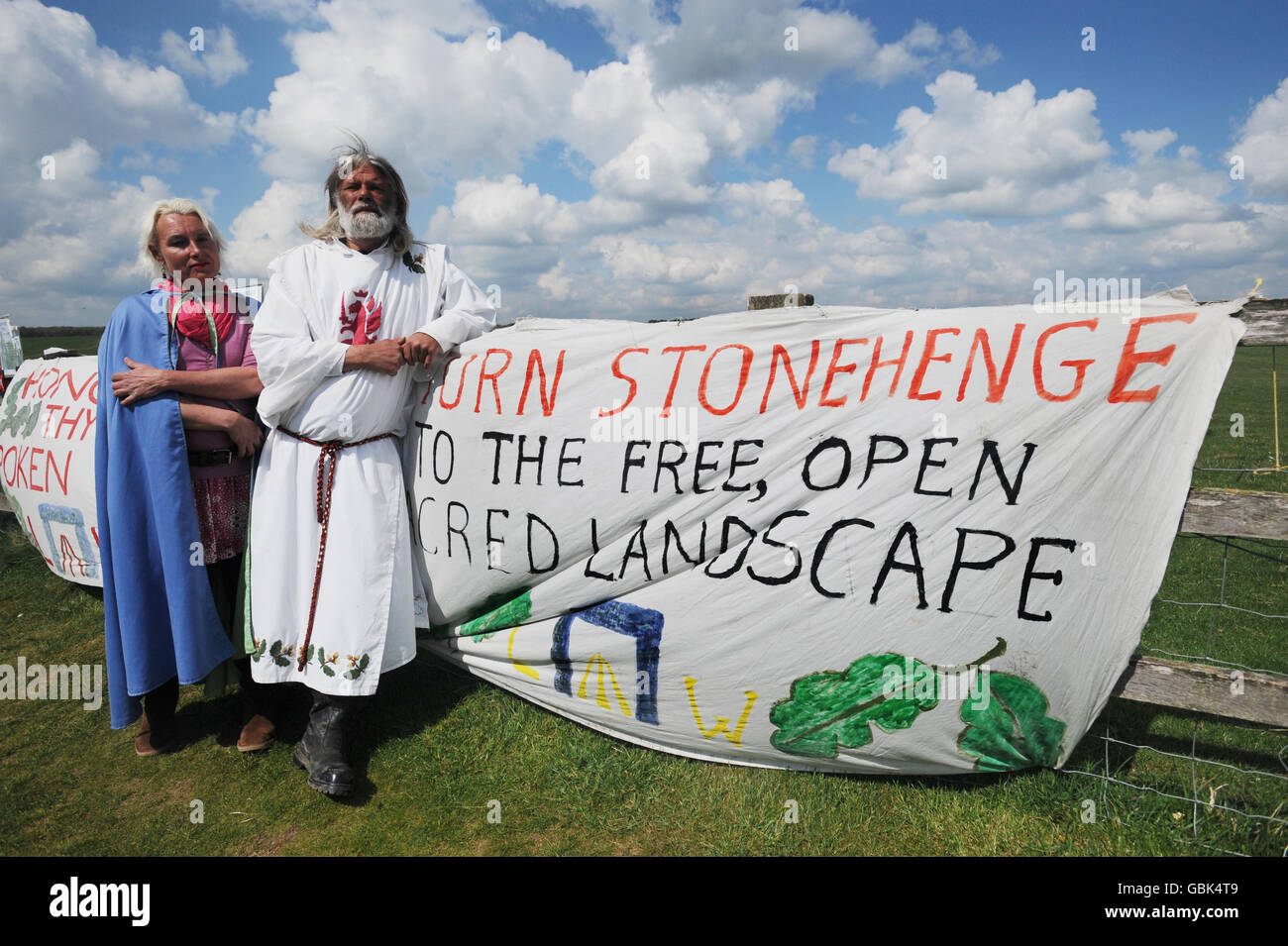 King Arthur Pendragon and his partner Kazz also known as Calliope with picket line banners after a judge evicted him from his live-in protest site at Stonehenge. Stock Photo