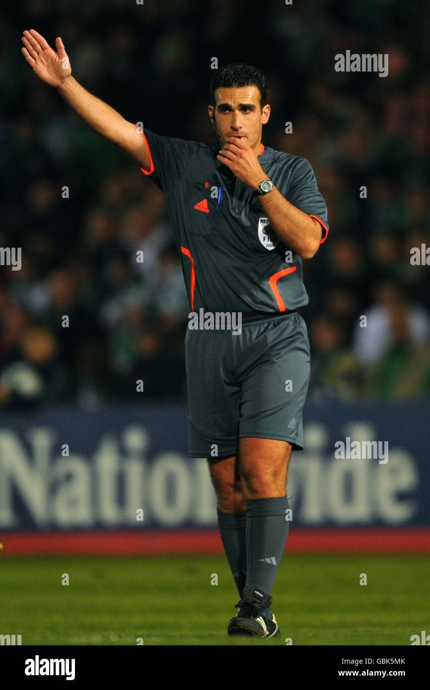 Referee alon yefet hires stock photography and images Alamy