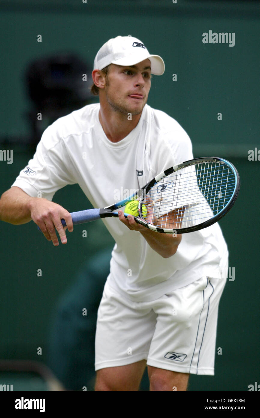 Tennis - Wimbledon 2004 - First Round - Andy Roddick v Yeu-Tzuoo Wang. Andy Roddick prepares to serve Stock Photo