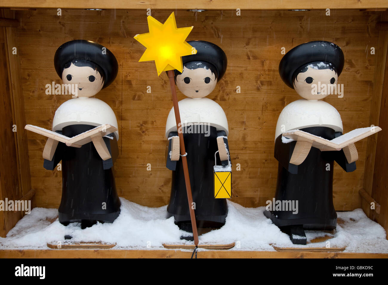 Carol singers, figures manufactured in the Ore Mountains, 'Striezelmarkt' Christmas market, Altmarkt square, Dresden, Saxony Stock Photo