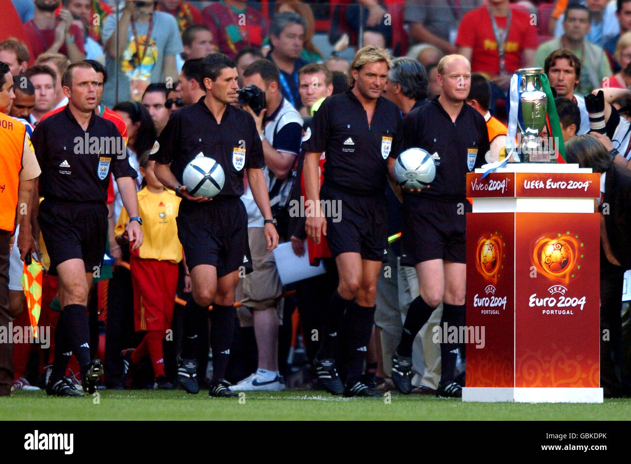 Referee Markus Merk (second left) with his assistants Jan-Hendrik Salver (r) and Christian Schraer (l) and fourth official Anders Frisk lead out the teams at the Estadio de Luz Stock Photo