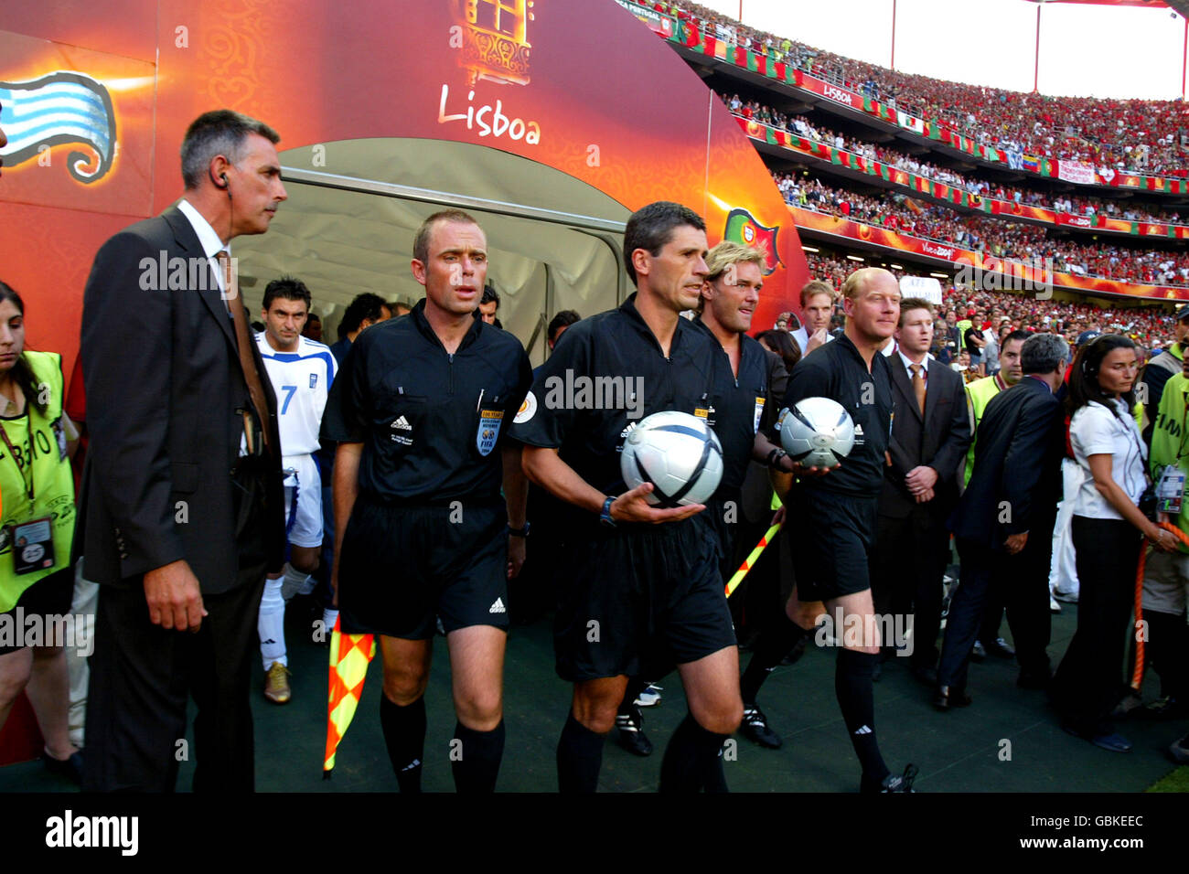 Referee Markus Merk (second left) with his assistants Jan-Hendrik Salver (r) and Christian Schraer (l) and fourth official Anders Frisk lead out the teams at the Estadio de Luz Stock Photo