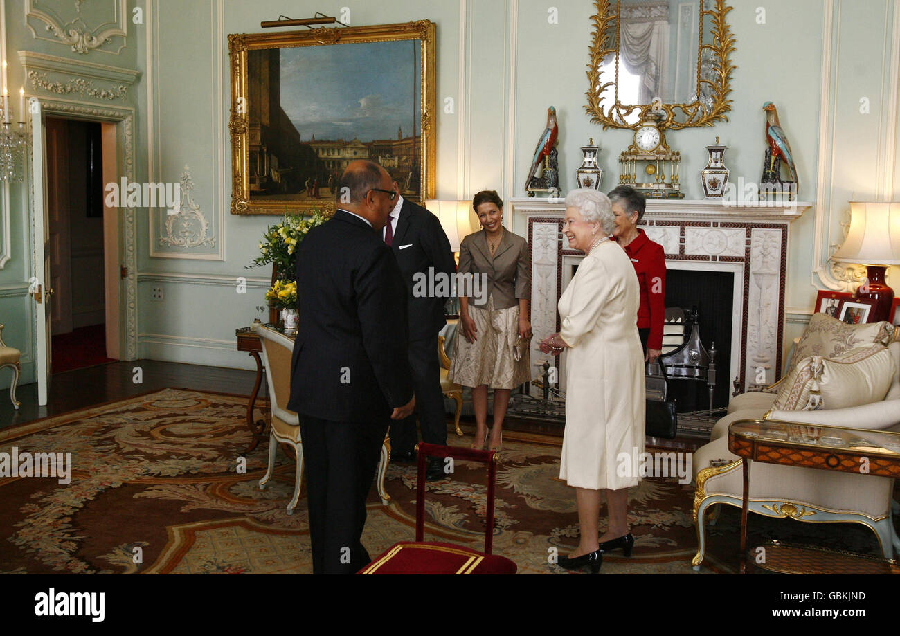 Queen Elizabeth II meets New Zealand Governor General Anand Satyanand ...