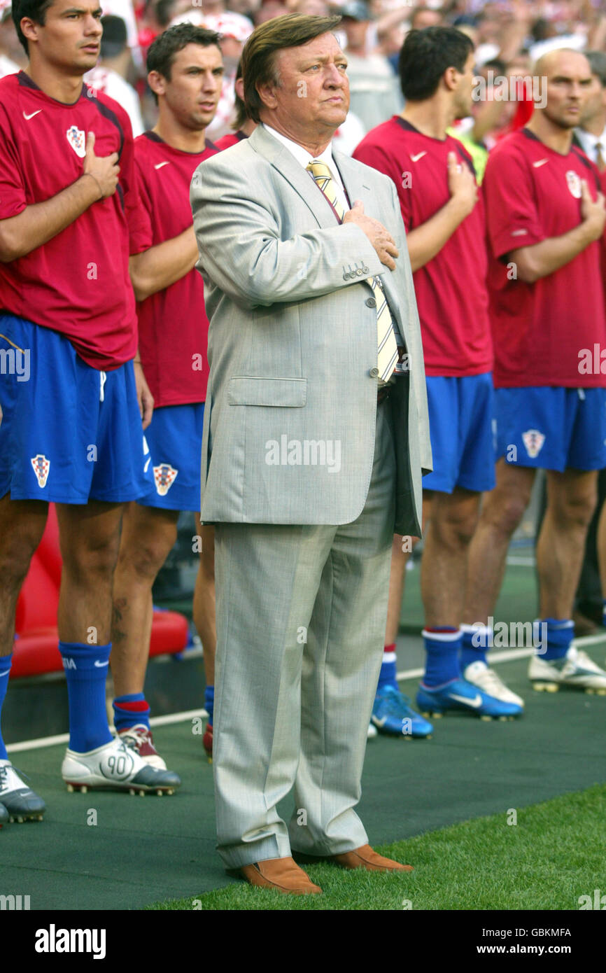 Football euro 2004 manager full length stock hi-res stock photography ...