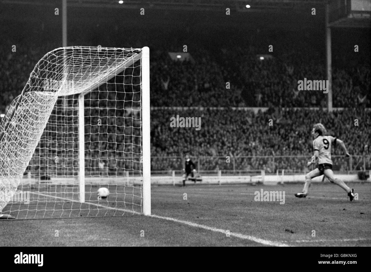 Soccer - Football League Cup - Final - Wolverhampton Wanderers v Nottingham Forest. Wolverhampton Wanderers' Andy Gray (r) slides the ball into the empty net to score the winning goal Stock Photo