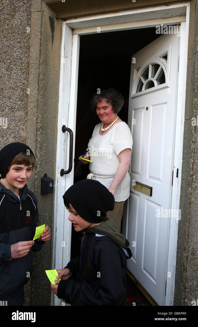 Britains Got Talent star Susan Boyle. Britains Got Talent star Susan Boyle gives children her autograph at her front door in Blackburn,West Lothian Stock Photo