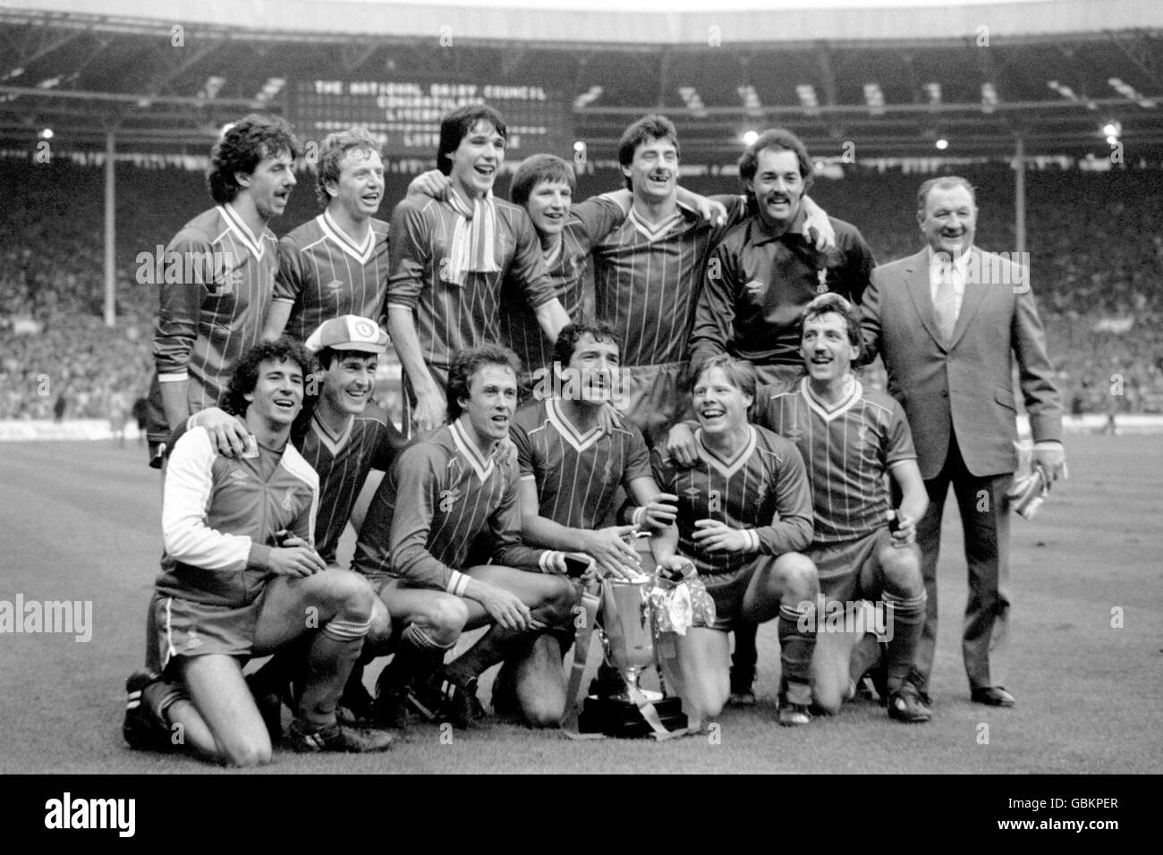 Liverpool celebrate winning the Milk Cup for the second successive season: (back row, l-r) Mark Lawrenson, David Fairclough, Alan Hansen, Ronnie Whelan, Ian Rush, Bruce Grobbelaar, manager Bob Paisley; (front row, l-r) Craig Johnston, Kenny Dalglish, Phil Neal, Graeme Souness, Sammy Lee, Alan Kennedy Stock Photo