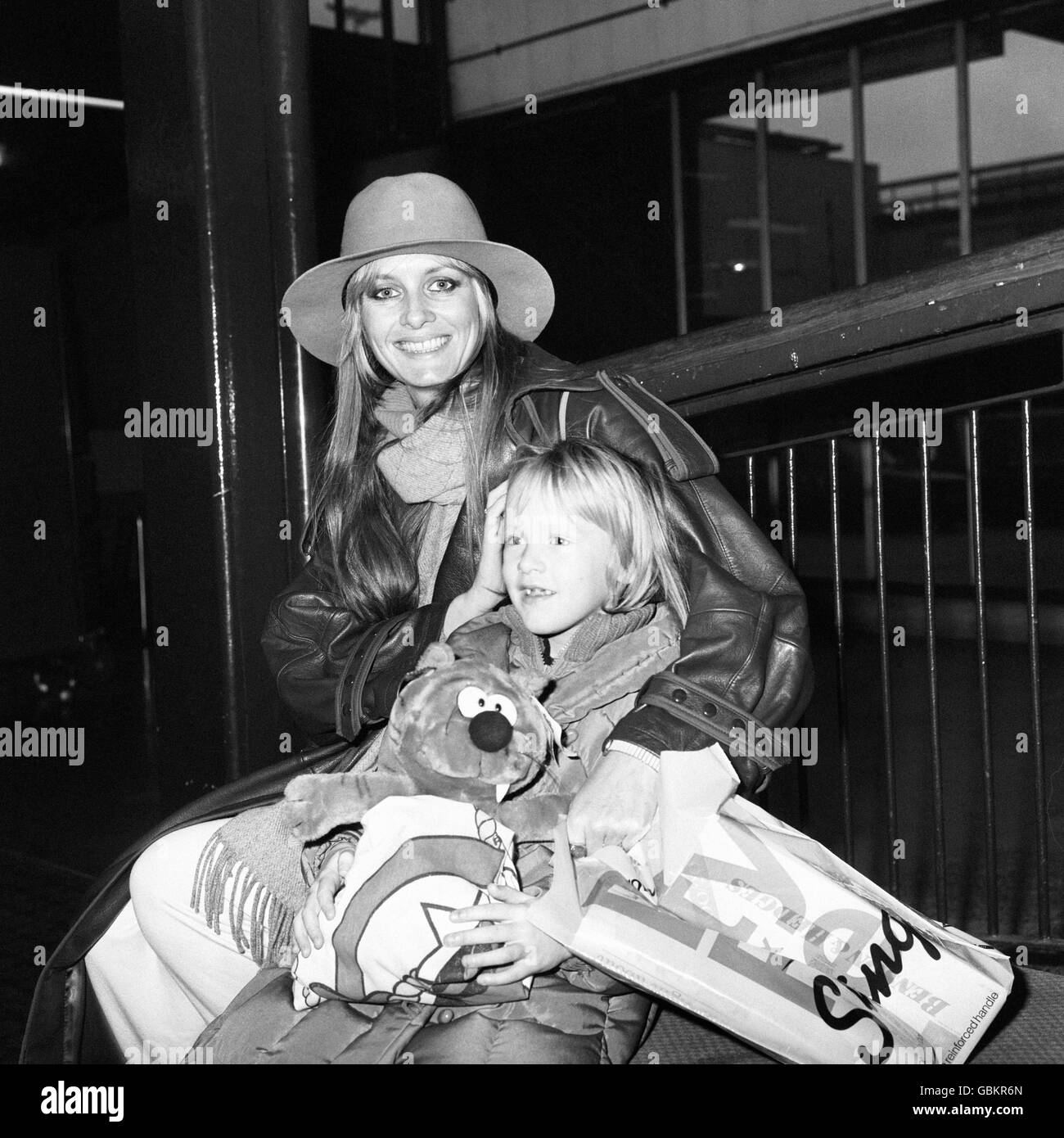 Former model Twiggy, with her daughter Carly, six, at Heathrow Airport, leaving for a holiday in Barbados. Stock Photo