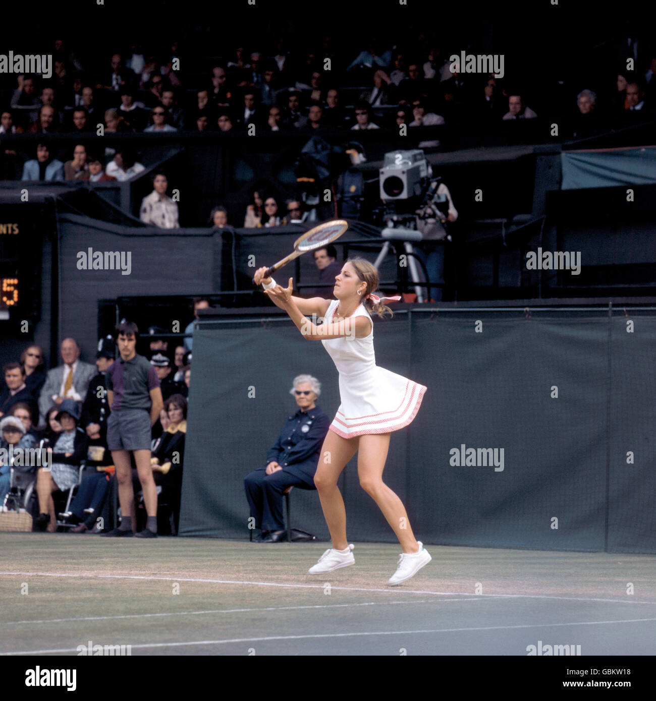 Tennis - Wimbledon Championships - Ladies' Singles - Final - Chris Evert v Olga Morozova. Chris Evert returns from behind the baseline Stock Photo