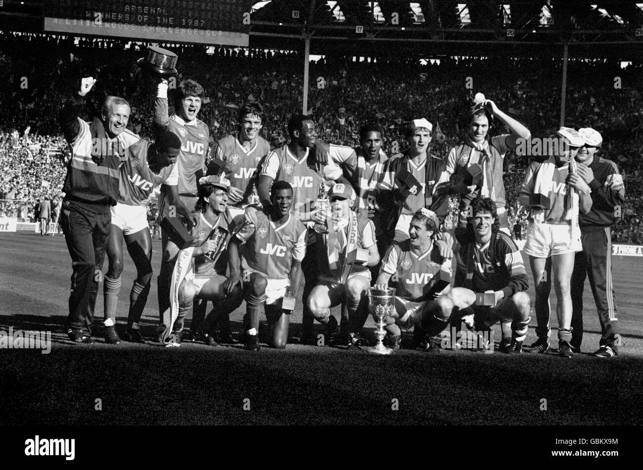 Arsenal celebrate with the Littlewoods Cup after their 2-1 victory: (back row, l-r) assistant manager Theo Foley, Viv Anderson, John Lukic, David O'Leary, Michael Thomas, David Rocastle, Martin Hayes, Tony Adams, Steve Williams, physio Gary Lewin; (front row, l-r) Charlie Nicholas, Paul Davis, Perry Groves, Kenny Sansom, Niall Quinn Stock Photo