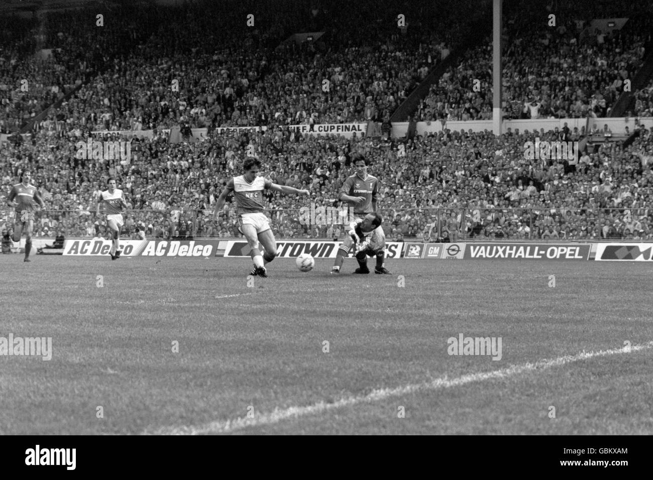 Soccer - FA Cup - Final - Everton v Liverpool. Everton's Gary Lineker (l) scores the opening goal past Liverpool's Alan Hansen (c) and Bruce Grobbelaar (r) Stock Photo