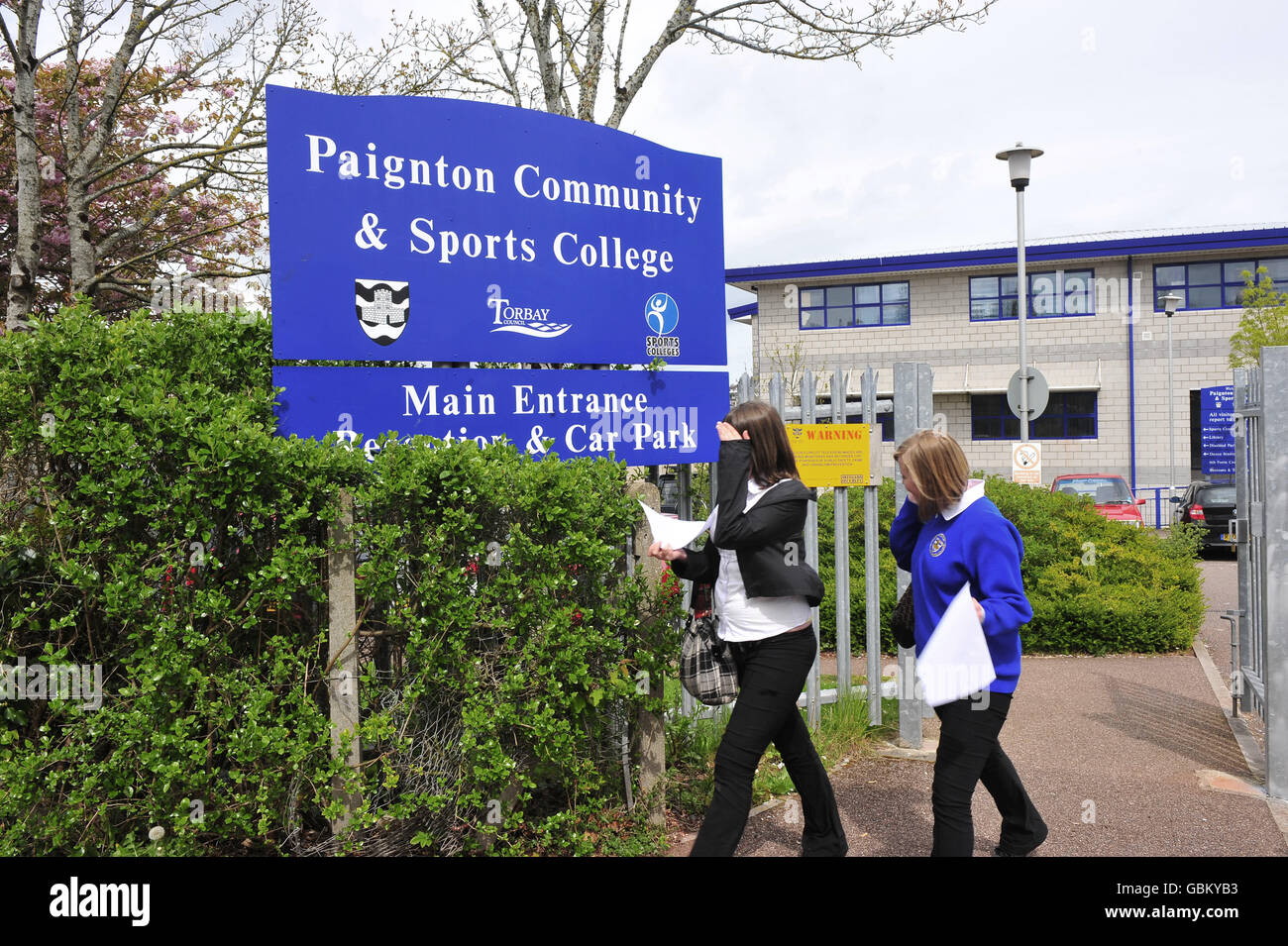 A general view of pupils leaving the senior school premises at Paignton Community & Sports College in Torbay, where pupils have been sent home due to a swine flu outbreak on the junior premises. Stock Photo