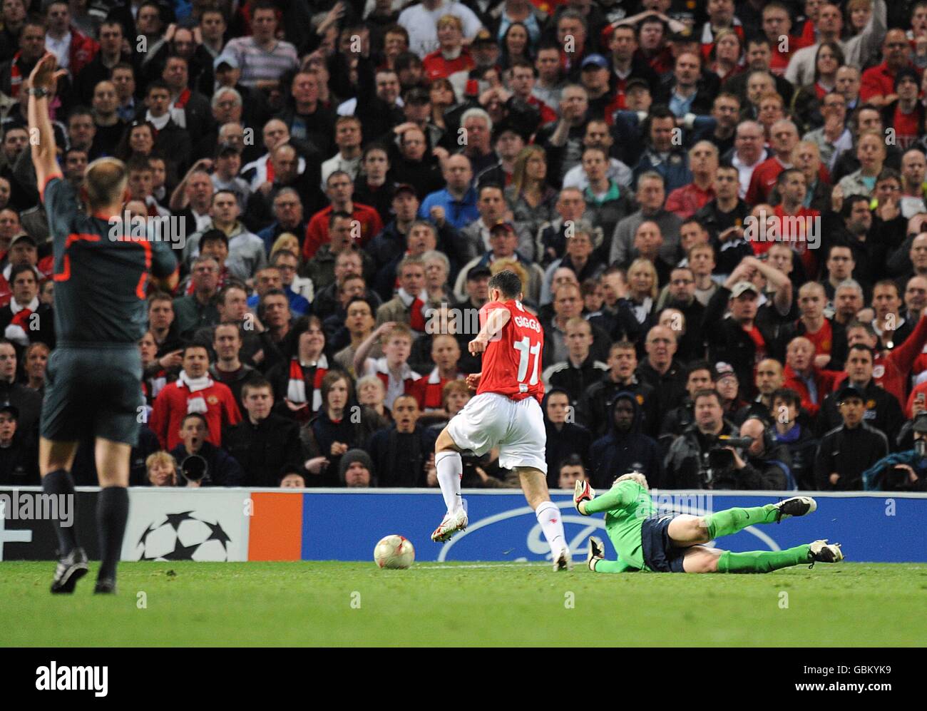 Soccer - UEFA Champions League - Semi Final - First Leg - Manchester United v Arsenal - Old Trafford. Manchester United's Ryan Giggs (centre) has a goal ruled out for offside by referee Claus Bo Larsen (left) Stock Photo