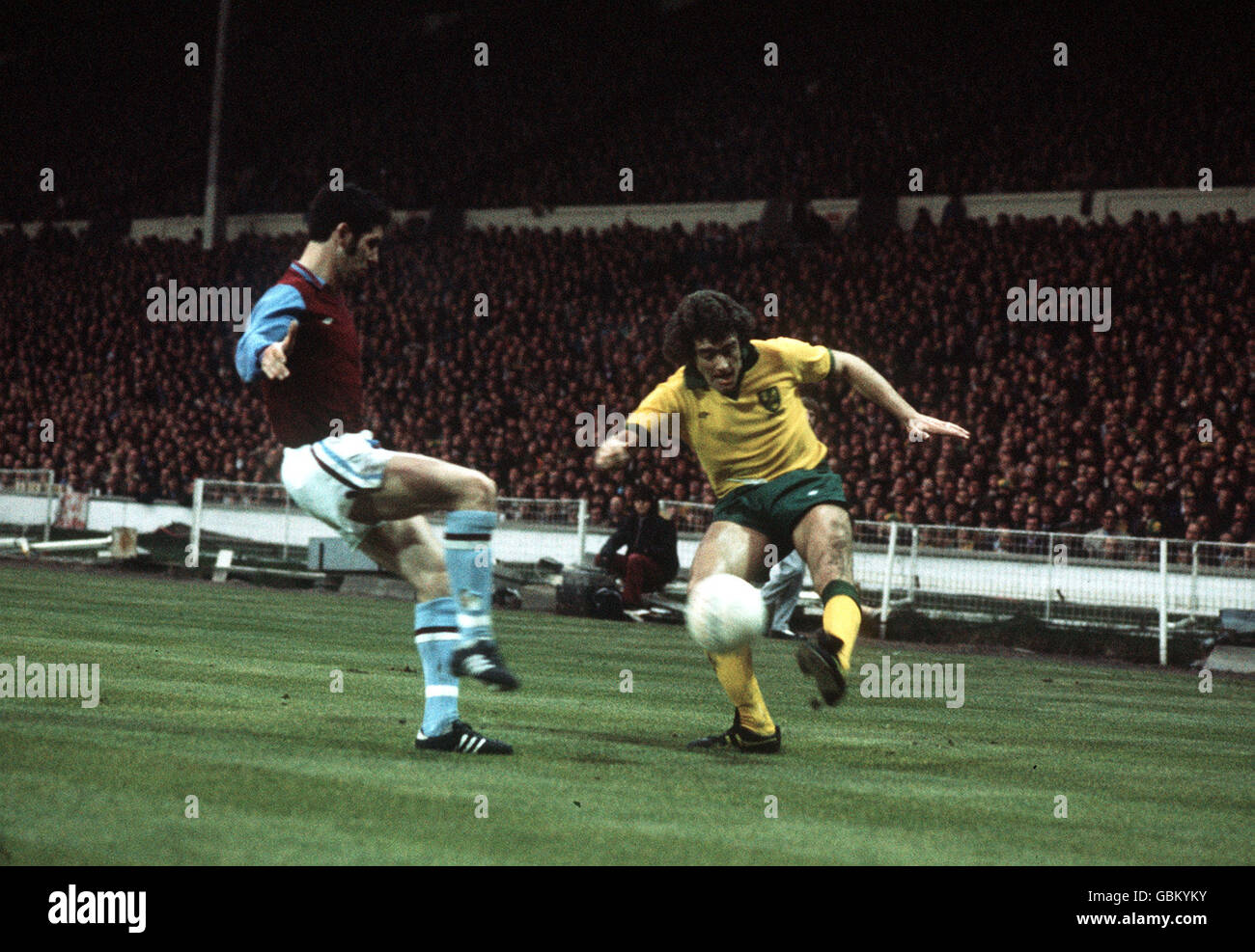 Norwich City's Ted McDougall (r) tries to cross the ball beyond Aston Villa's John Robson (l) Stock Photo