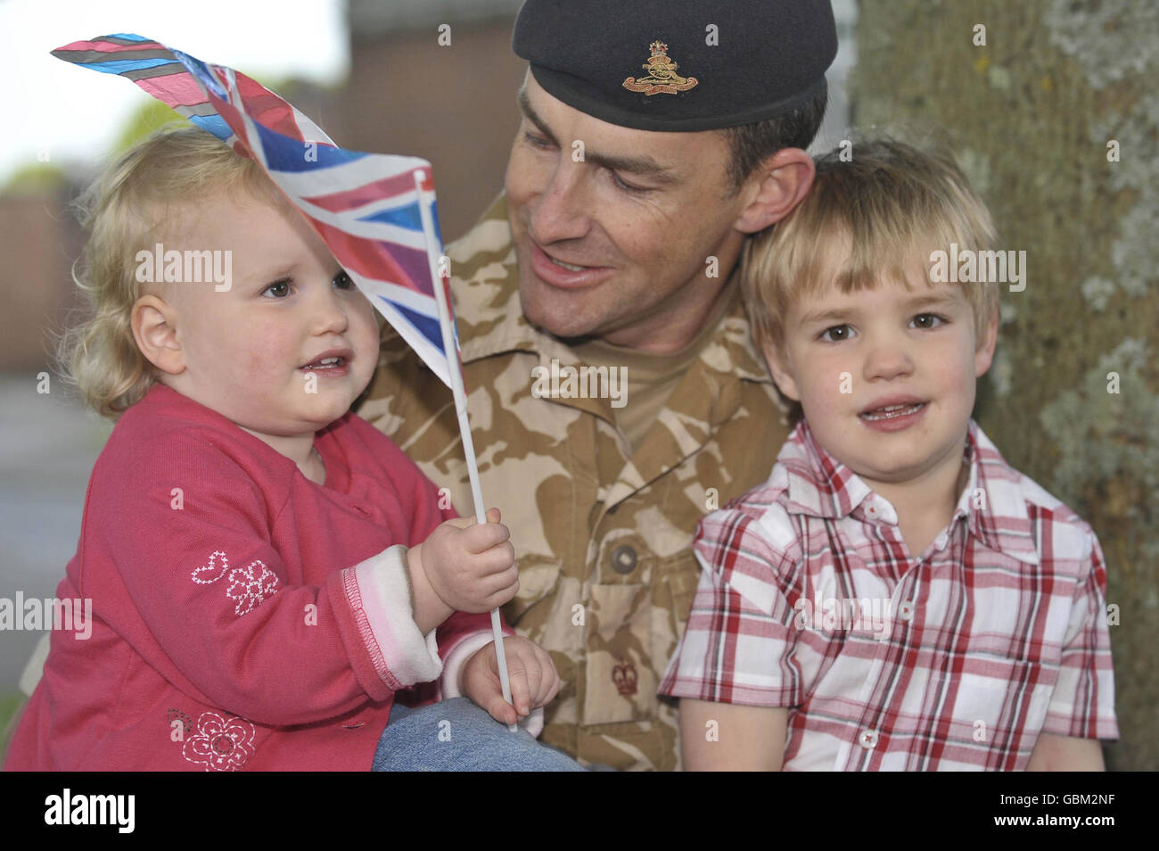 Major Nathan Webber from Larkhill, of, 32 Regiment Royal Artillery, with his children, Lucy, 2 and Sam, 4, upon his return to base at Roberts Barracks, Larkhill, Wiltshire, following their six-month deployments in both Iraq and Afghanistan. Stock Photo