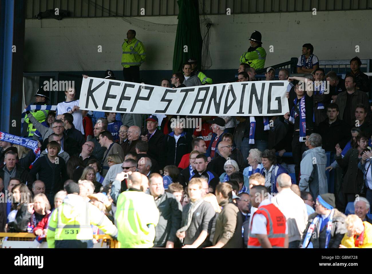 Fans at ninian park hi-res stock photography and images - Alamy