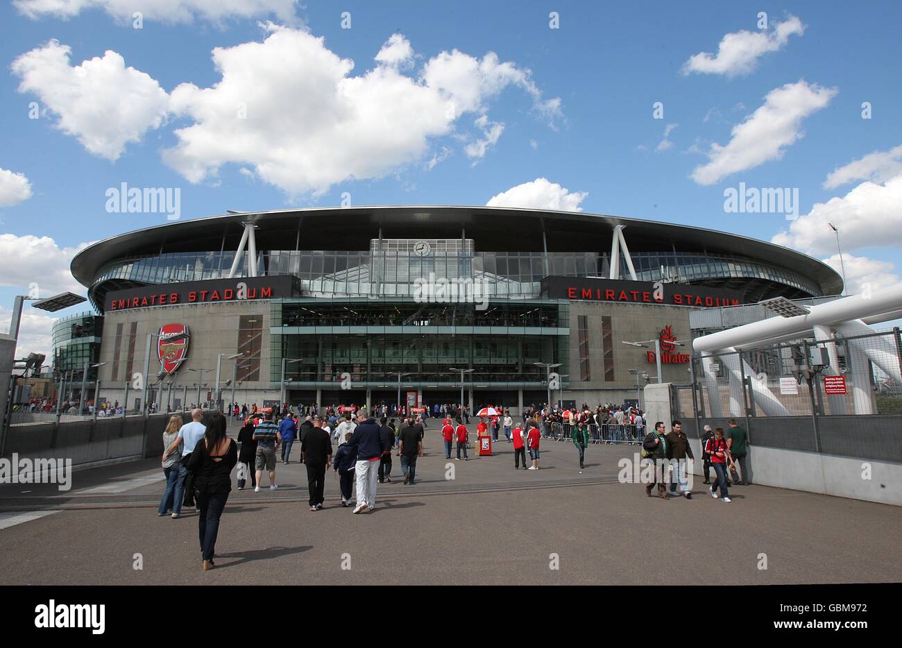 Outside emirates stadium hi-res stock photography and images - Alamy