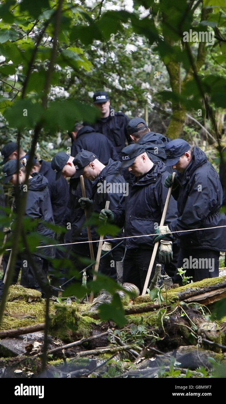 Officers from the North West Counter Terrorism Unit search an area of Heaton Park public park in north Manchester as part of the on-going operation following police raids earlier this month. Stock Photo