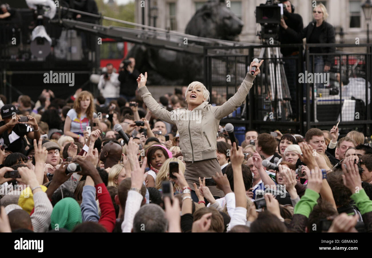 Pink Singer Crowd American singer pink joins crowd in trafalgar square hi-res stock ...